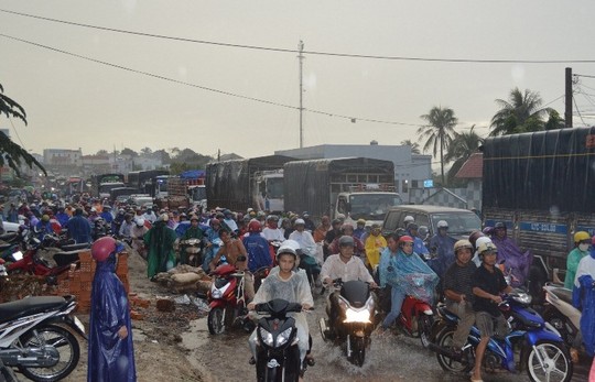 [-]TP[-]Buôn[-]Ma[-]Thuột:[-]Hễ[-]mưa[-]là[-]phố[-]thành[-]“thác”!